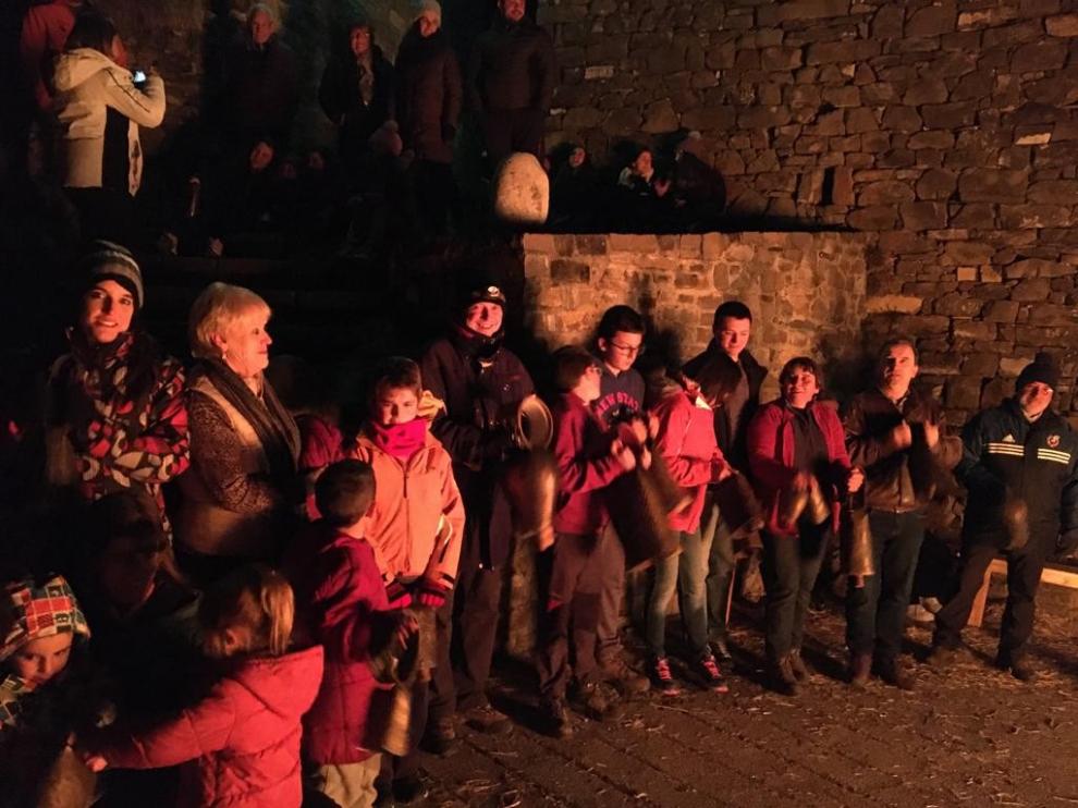 La hoguera de San Vicente arde en Puértolas al son de los trucos, cuartizos y esquilas