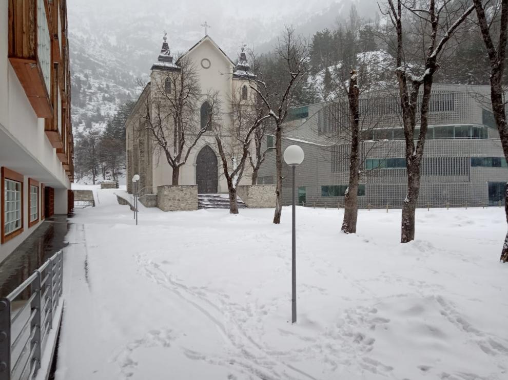 La nieve se queda en cotas altas en un día gélido y ventoso