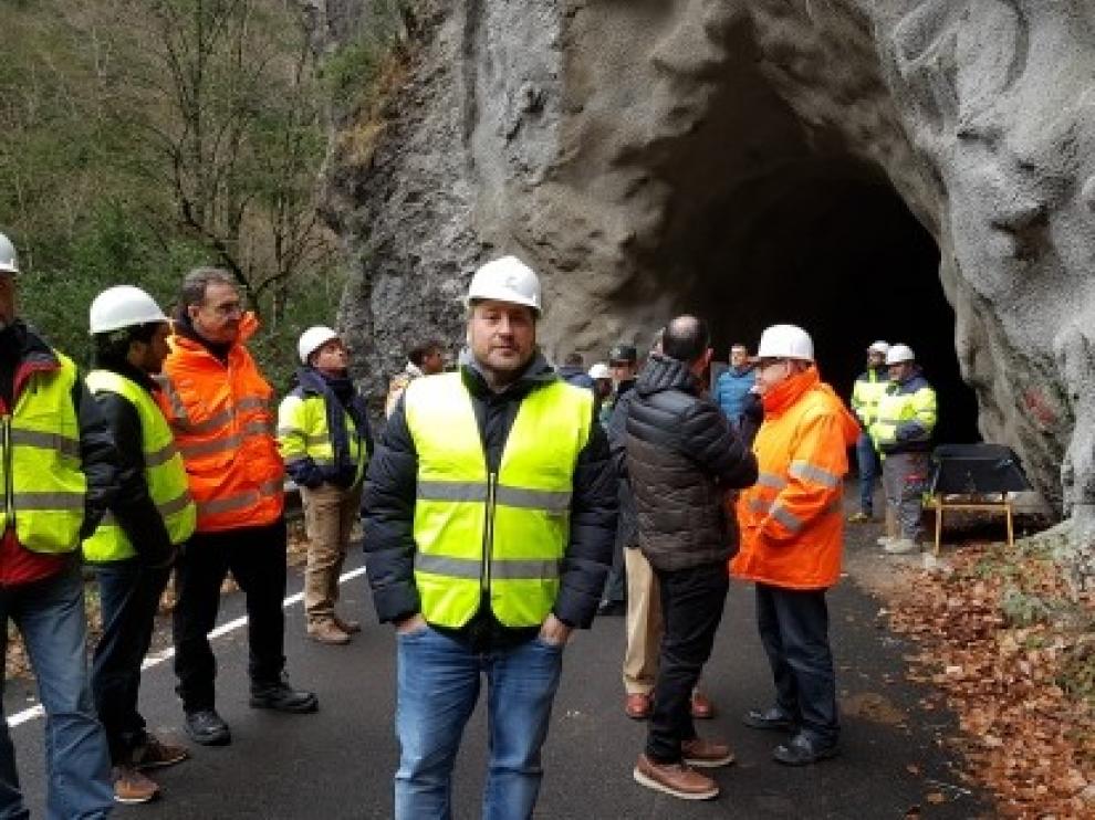 Soro visita las obras realizadas para la estabilización de uno de los túneles del Cañón de Añisclo