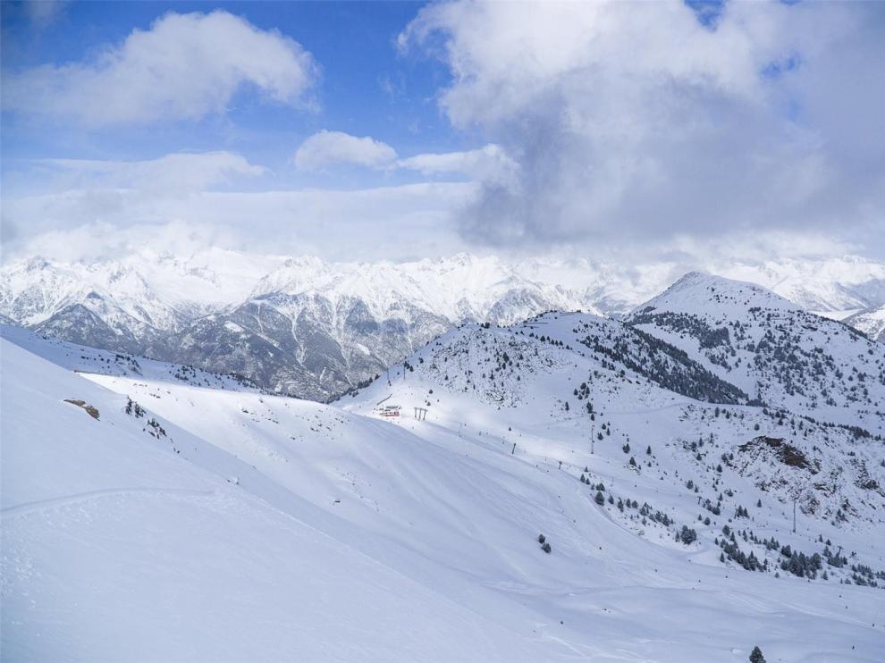 Las nevadas impiden la circulación de camiones por el puerto de Monrepós