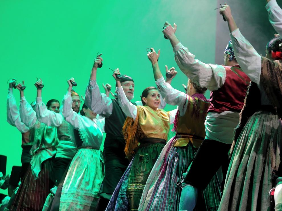 Un auditorio casi lleno asiste a la XXVIII Muestra de Danza y Folclore