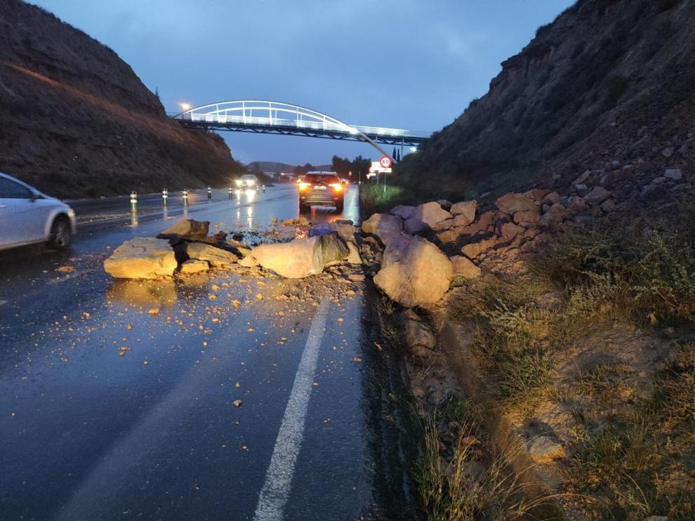 La lluvia provoca desprendimientos de tierra y rocas en Fraga