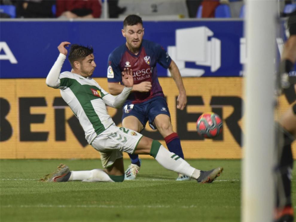 Javi Galán vuelve a la titularidad en el Huesca "con ganas de sumar de tres en tres"