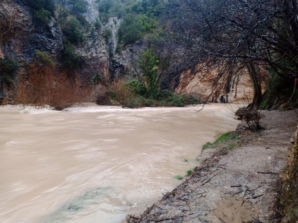 Se cierra la Ruta de las Pasarelas de Alquézar por el abundante caudal del Vero