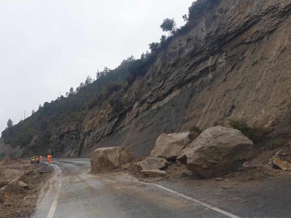 La lluvia provoca la caída de grandes rocas sobre la A-1605
