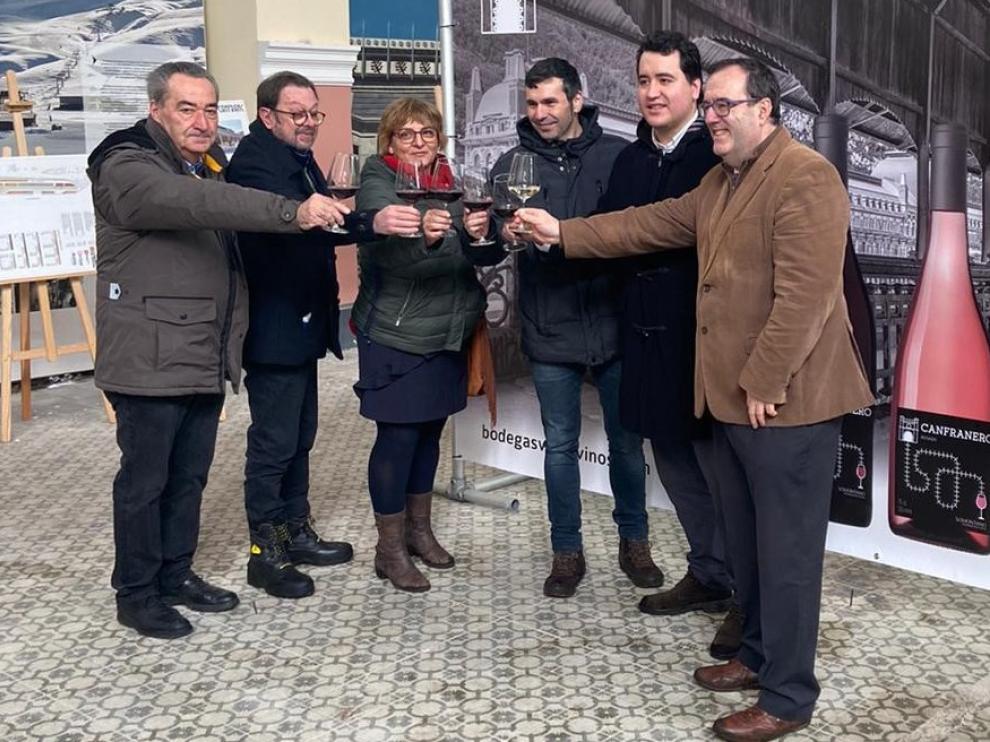 Canfranero, el primer vino que rinde tributo al Canfranc y la estación