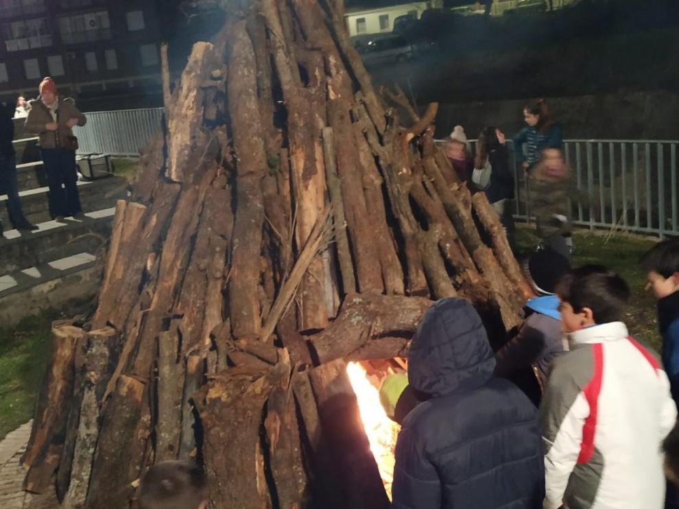 Gran ambiente en torno a las hogueras de las fiestas de Boltaña