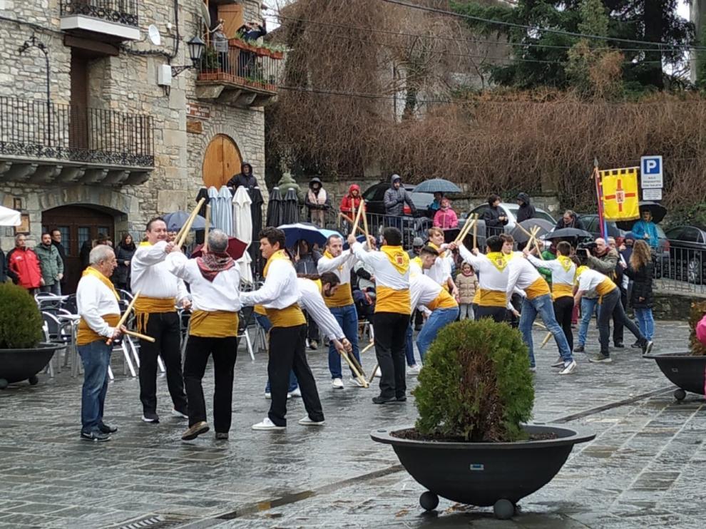 La lluvia no frena el dance del Palotiau de Boltaña