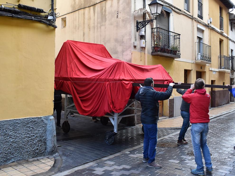 Las calles Perena y Lanuza de Huesca pasan la prueba de las peanas de la procesión de Semana Santa