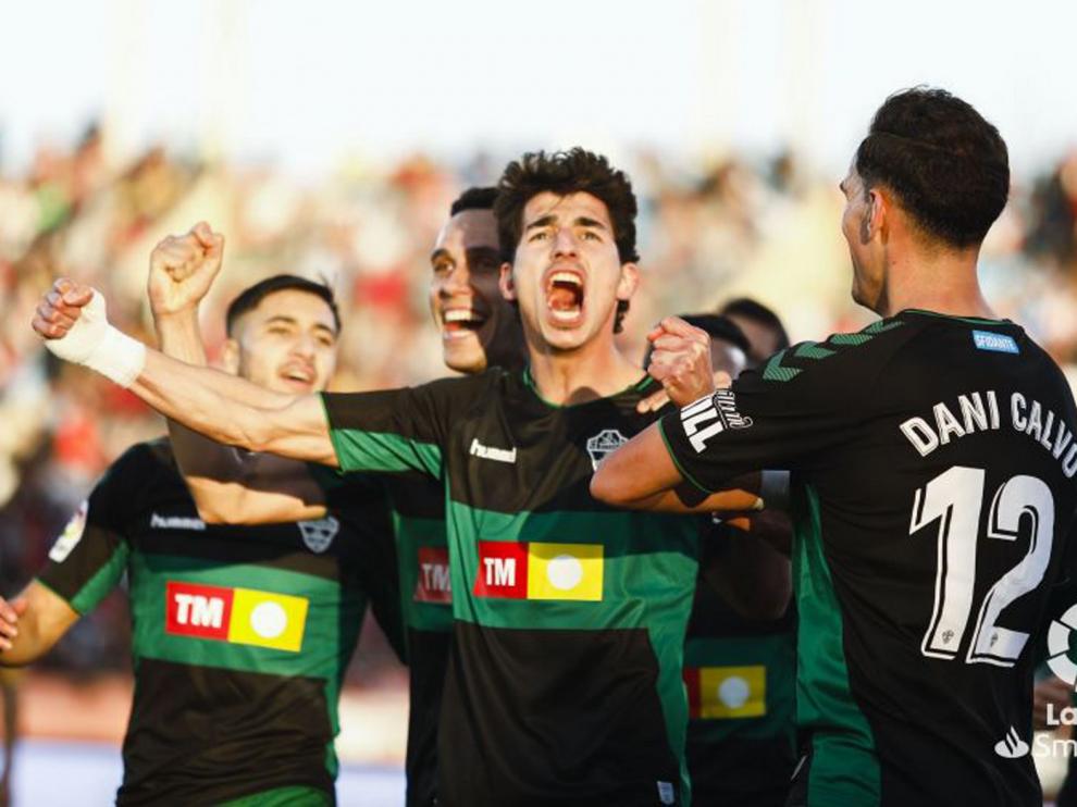 El ascenso directo, a dos puntos tras perder el Almería
