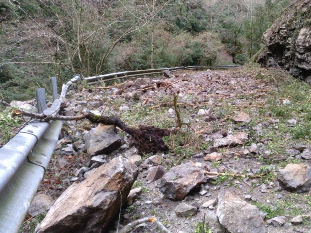 Cierran la carretera entre Escalona y Nerín por un desprendimiento