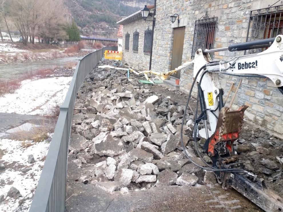 Biescas sustituye una tubería soterrada en la margen izquierda del Gállego