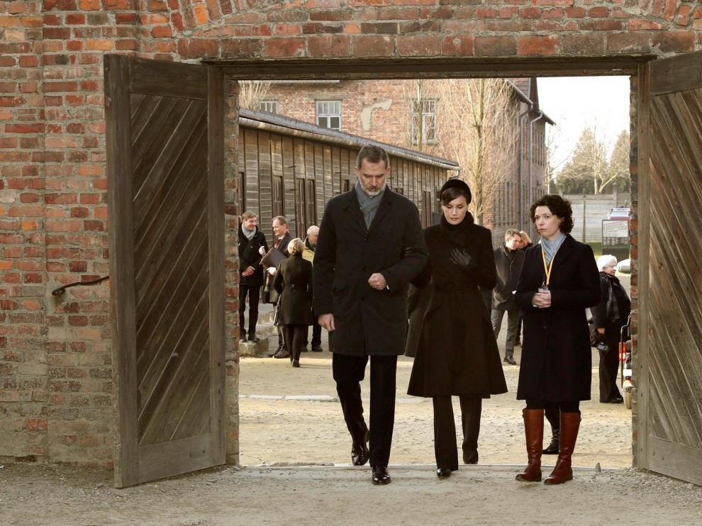 Los Reyes de España, conmovidos en el campo de Auschwitz