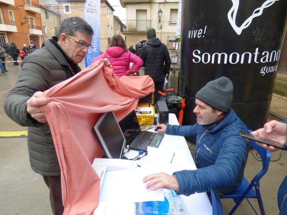 Ordenador e impresora a cubierto de la lluvia