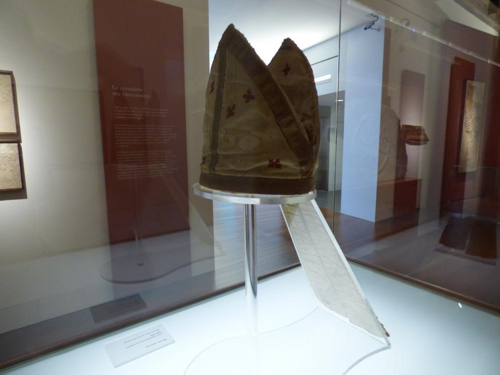 La mitra del abad de San Victorián, de nuevo en el Museo Diocesano de Barbastro