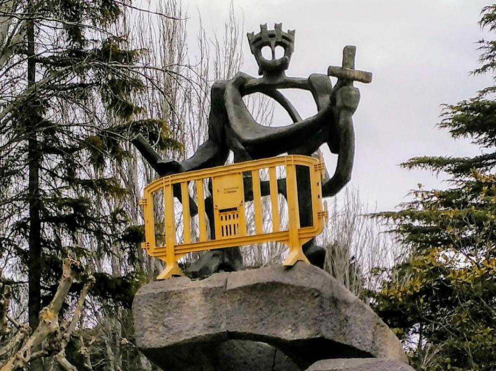 ¿Qué hace allí esta valla?