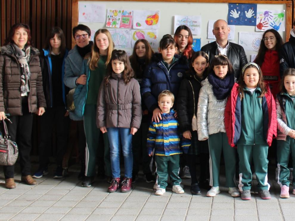 Los escolares de Binéfar protagonizan un acto conjunto para celebrar el Día de la No Violencia y la Paz