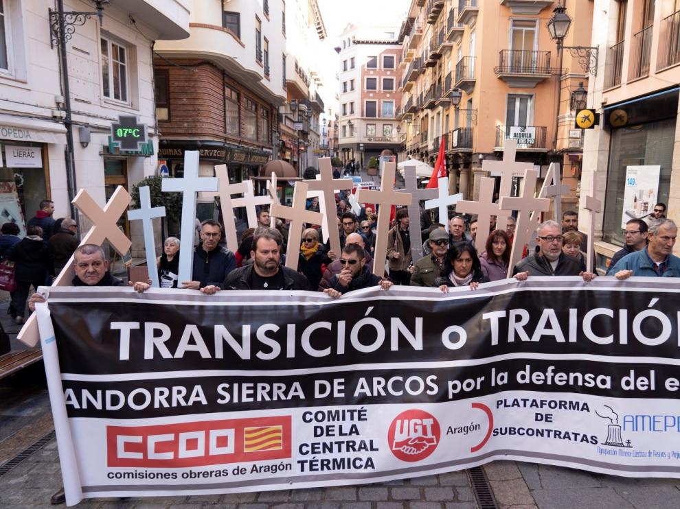 Más de cien personas escenifican en Teruel la muerte de las Cuencas Mineras