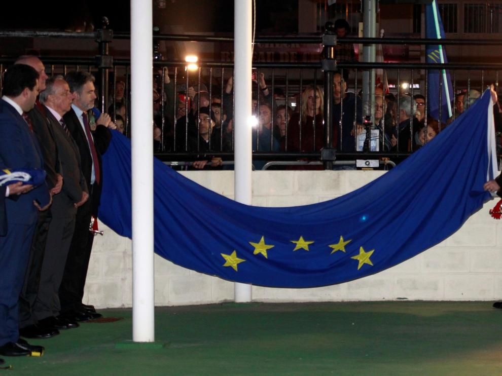 Gibraltar se despide de la UE con la arriada de la bandera europea
