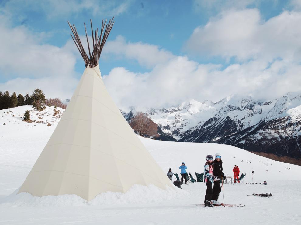 El Pirineo recibe a los esquiadores con mucha nieve y sol en algunas zonas