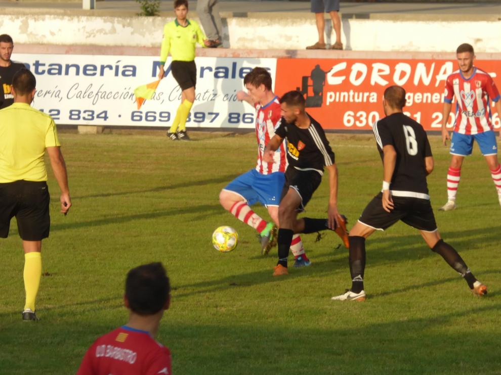Un penalti evita que el Barbastro se lleve la victoria ante el Brea
