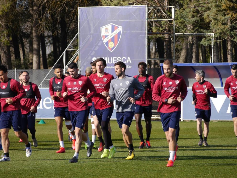 El Huesca entrena con Nwakali y Doukouré al margen