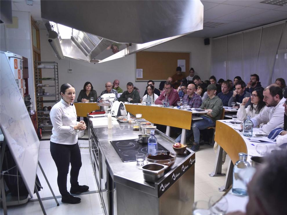 Joanna Artieda muestra en Huesca el arte de los postres