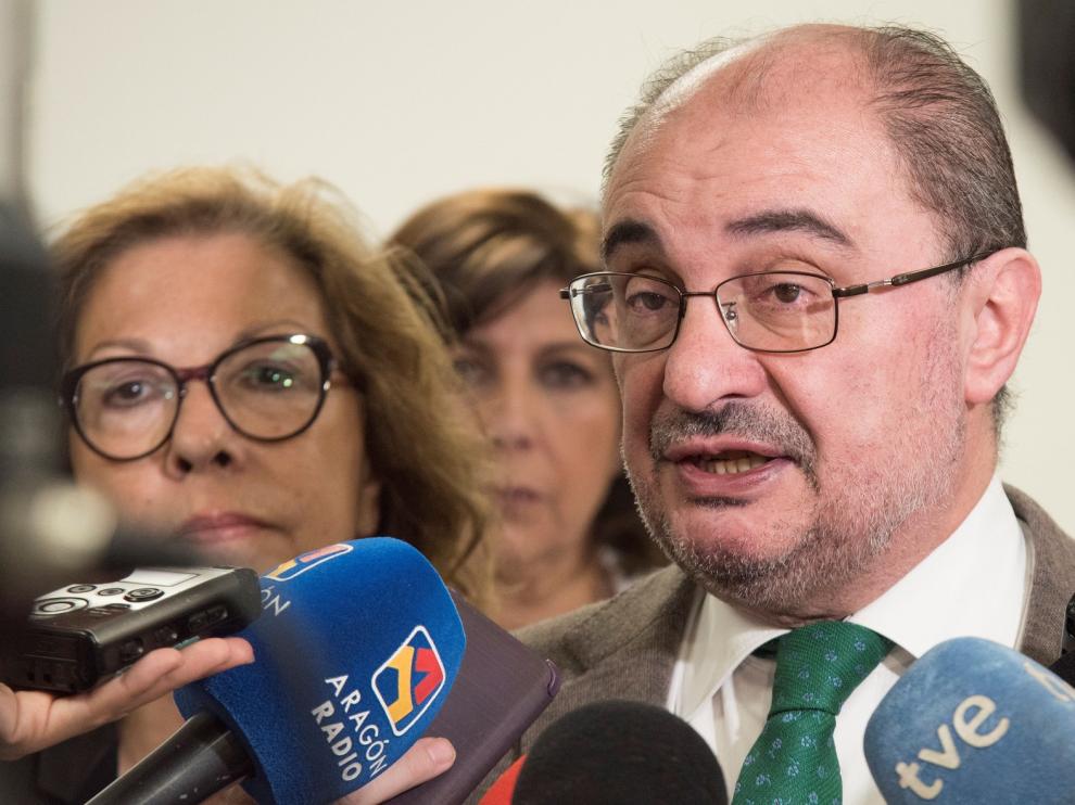 Lambán llama al diálogo y dice que Biscarrués tiene "un horizonte sombrío"
