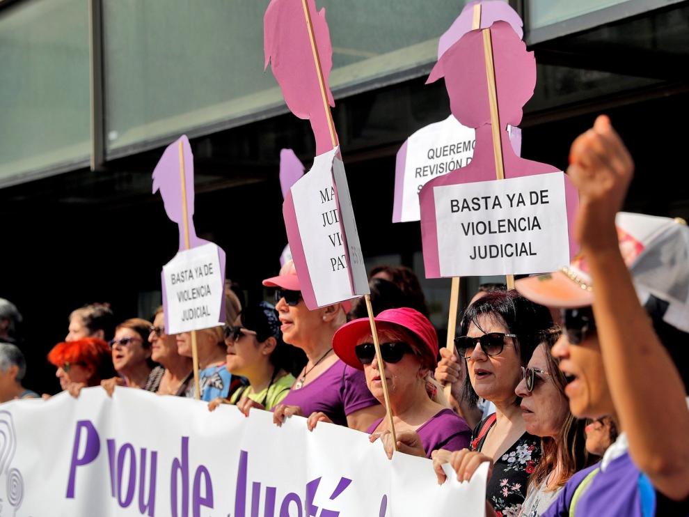 Dos años de cárcel por difundir en Twitter una foto de víctima de La Manada