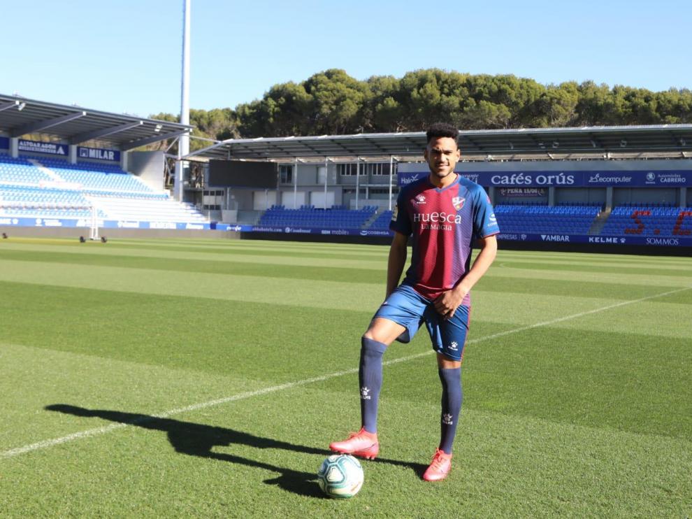 Mboula quiere aportar al Huesca "velocidad y verticalidad"
