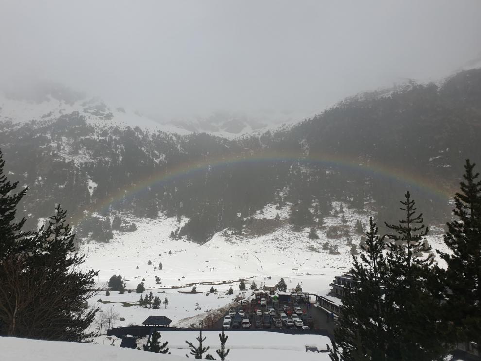 Bello arcoíris entre la nieve
