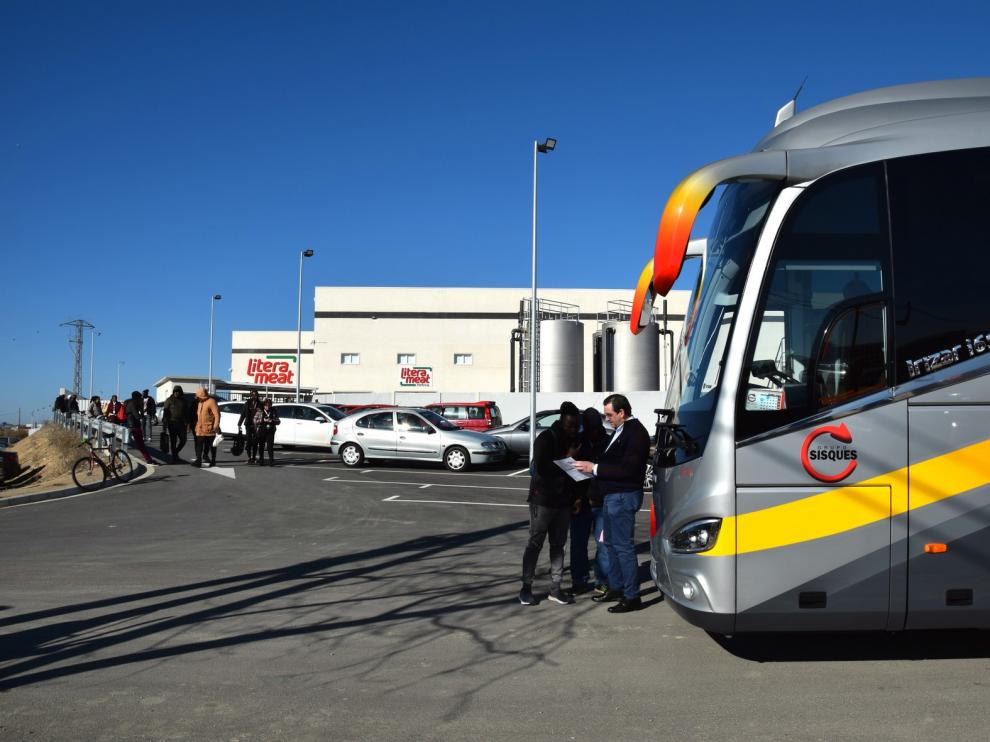 Litera Meat habilita una línea interna de autobús gratuito para sus empleados