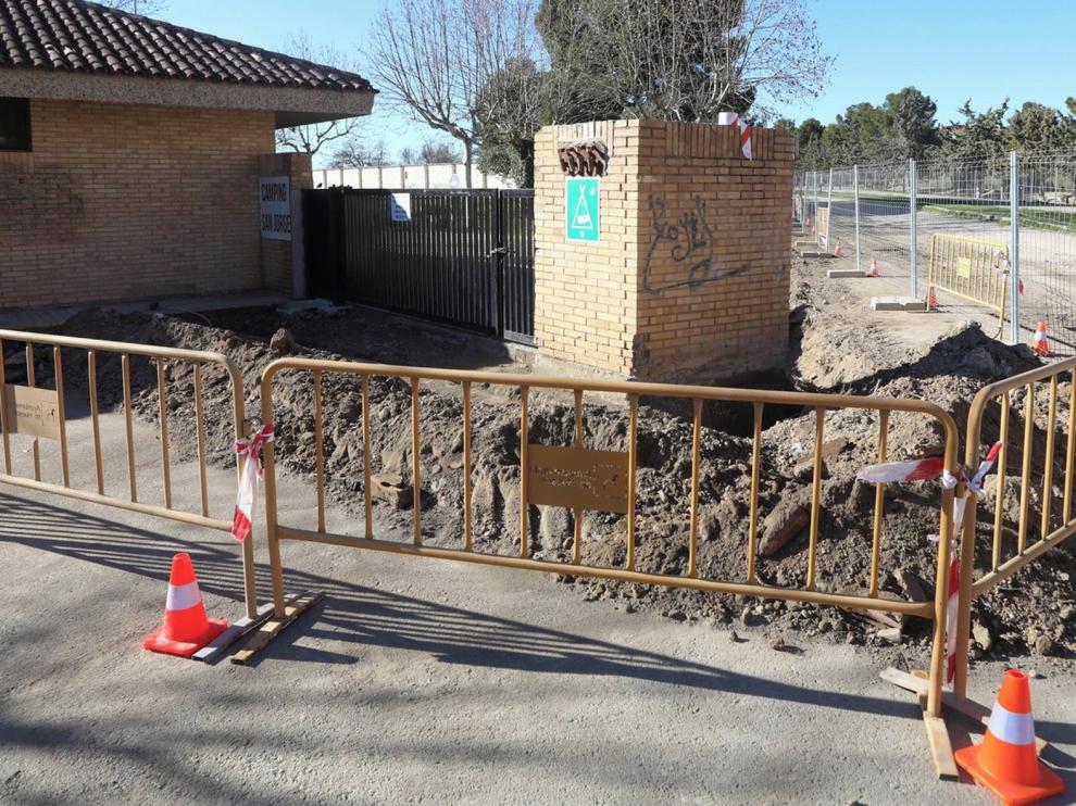 Obras en la tapia del Campin San Jorge de Huesca