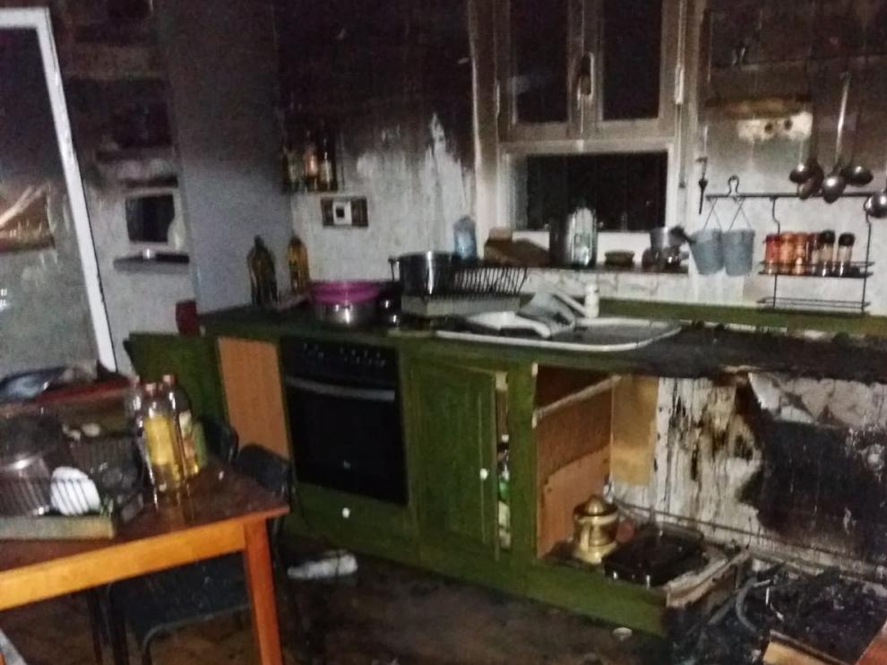 Nueve personas escapan por una ventana de un incendio en un piso de Canfranc