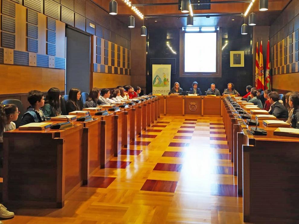 Luis Felipe hace una encomienda de proyecto al Consejo de la Ciudad de las Niñas y los Niños