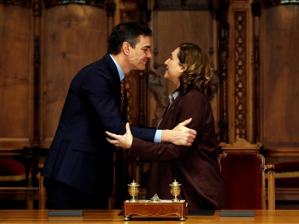 Sánchez se va de Cataluña tras reforzar los lazos con Ada Colau