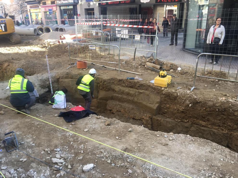 Hallados restos romanos en la obra de la reforma del Coso Bajo de Huesca