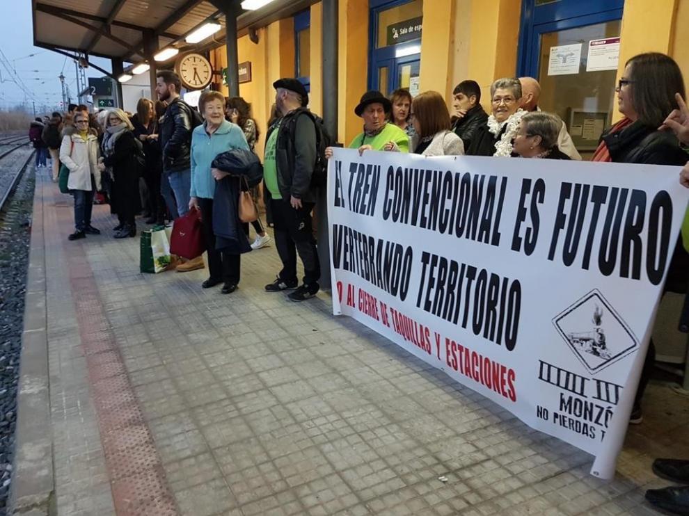 Reivindicación del tren en Monzón para la reapertura de las taquillas