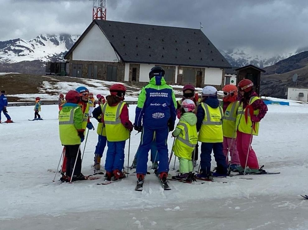 La Semana Blanca anima y llena de escolares las pistas de esquí de Huesca