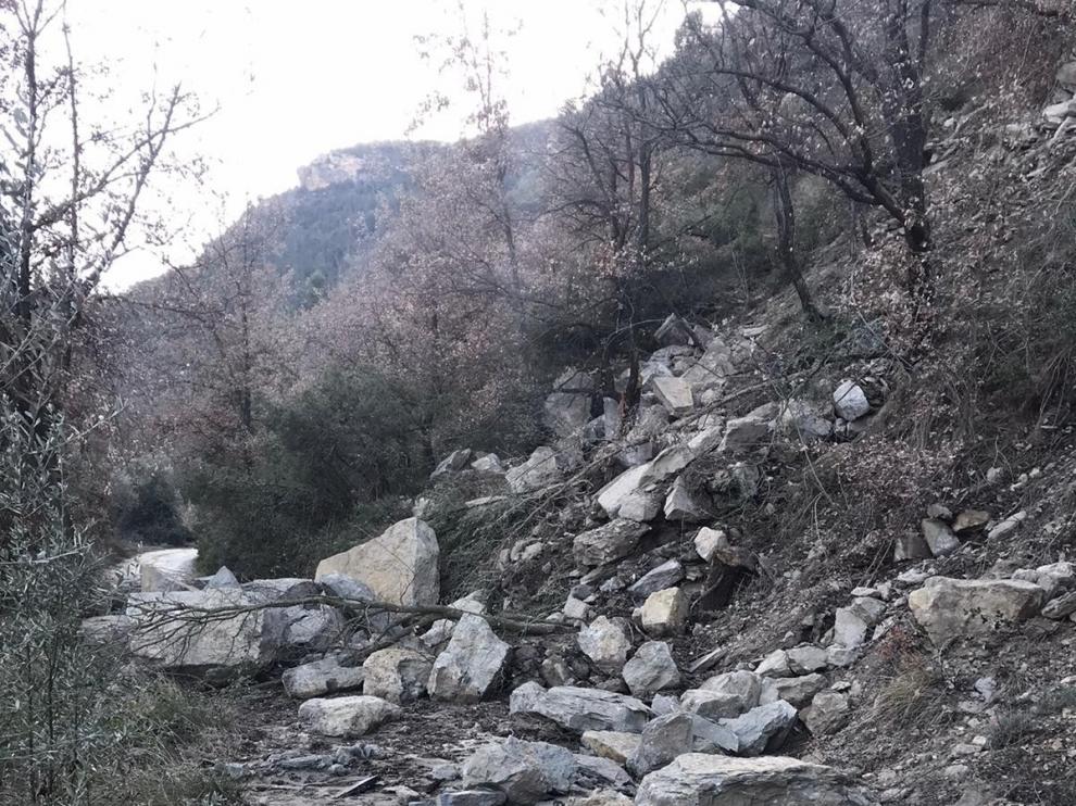 Perarrúa espera ayudas para limpiar un derrumbe en el camino a Besians