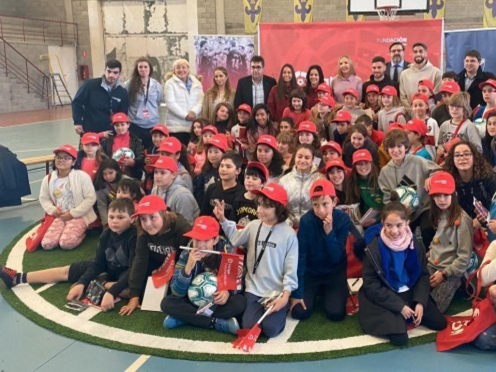 Futura Afición enseña los valores del deporte a los niños de Ayerbe