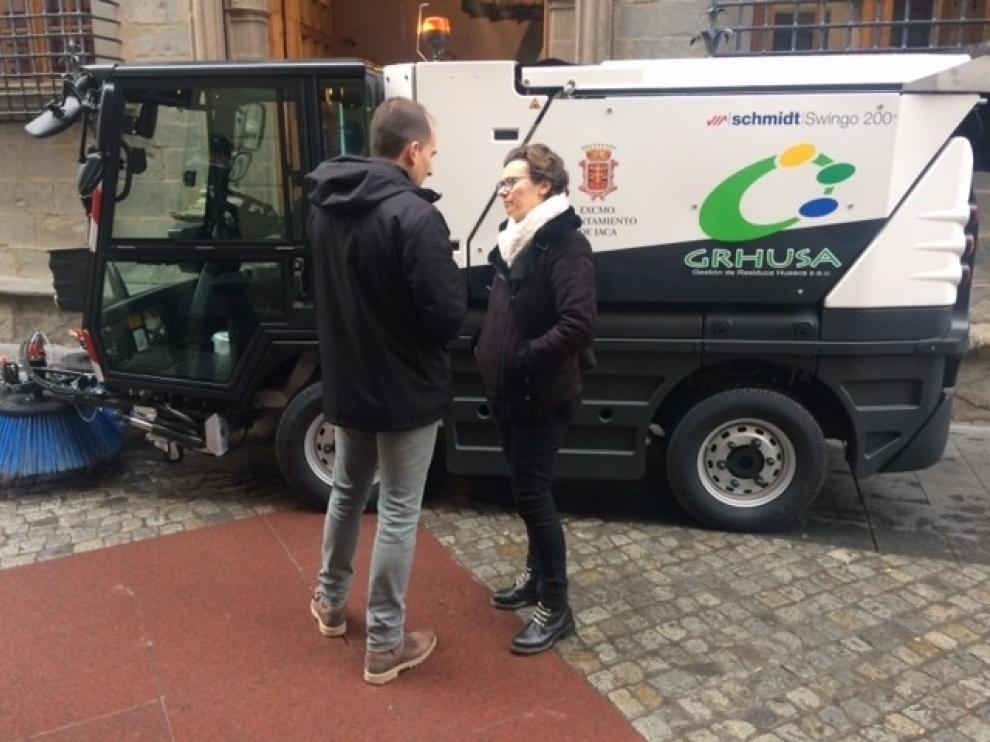 Jaca estrena una nueva máquina barredora más moderna y eficiente