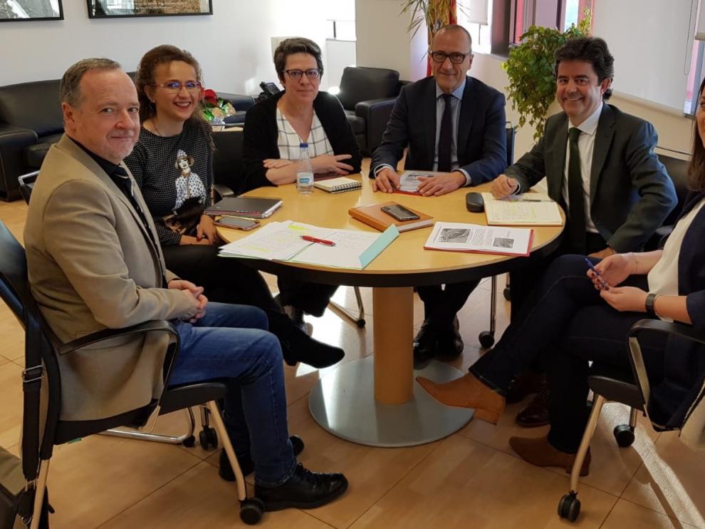 El alcalde de Huesca se reúne con el consejero de Educación, Cultura y Deporte