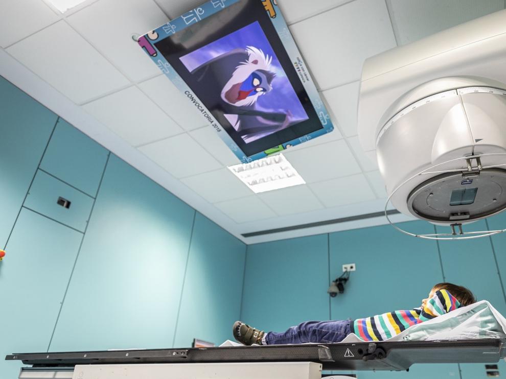Dibujos animados mientras los niños con cáncer reciben radioterapia