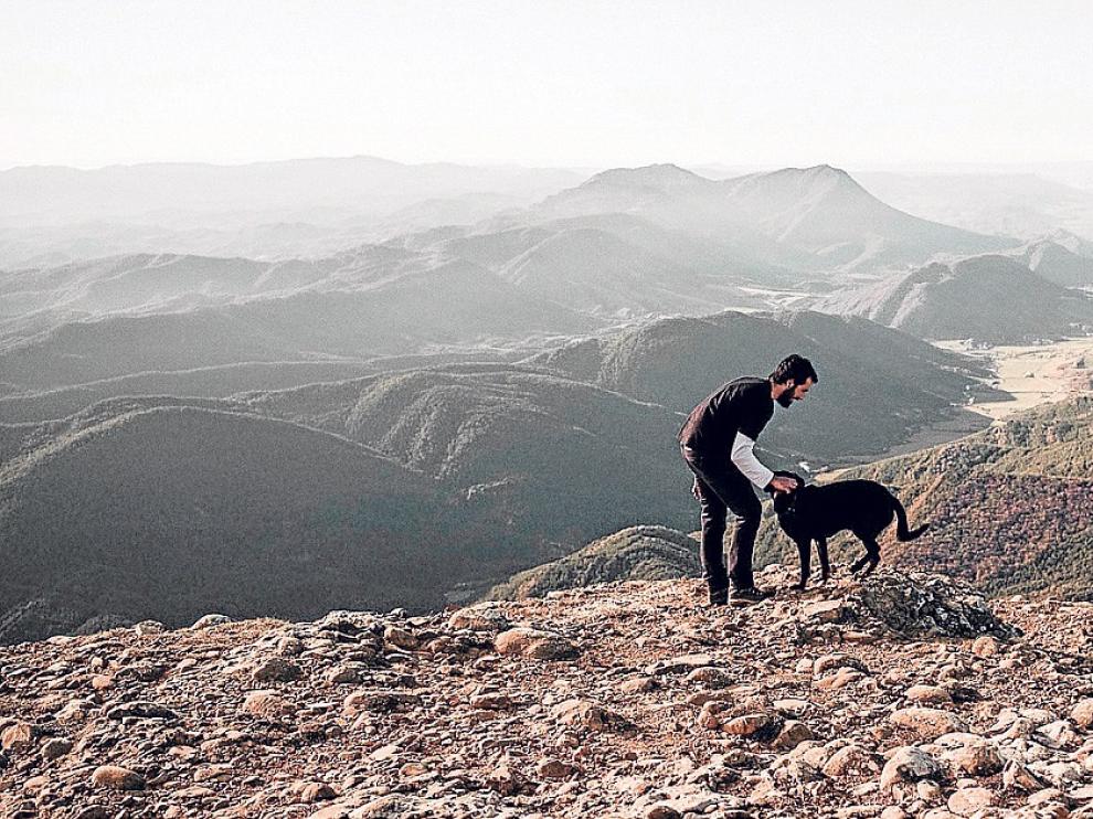 Muebles modernos y hechos a mano en el Pirineo para echar raíces