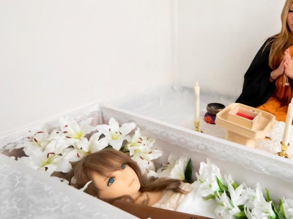 Crean un servicio fúnebre para muñecas sexuales