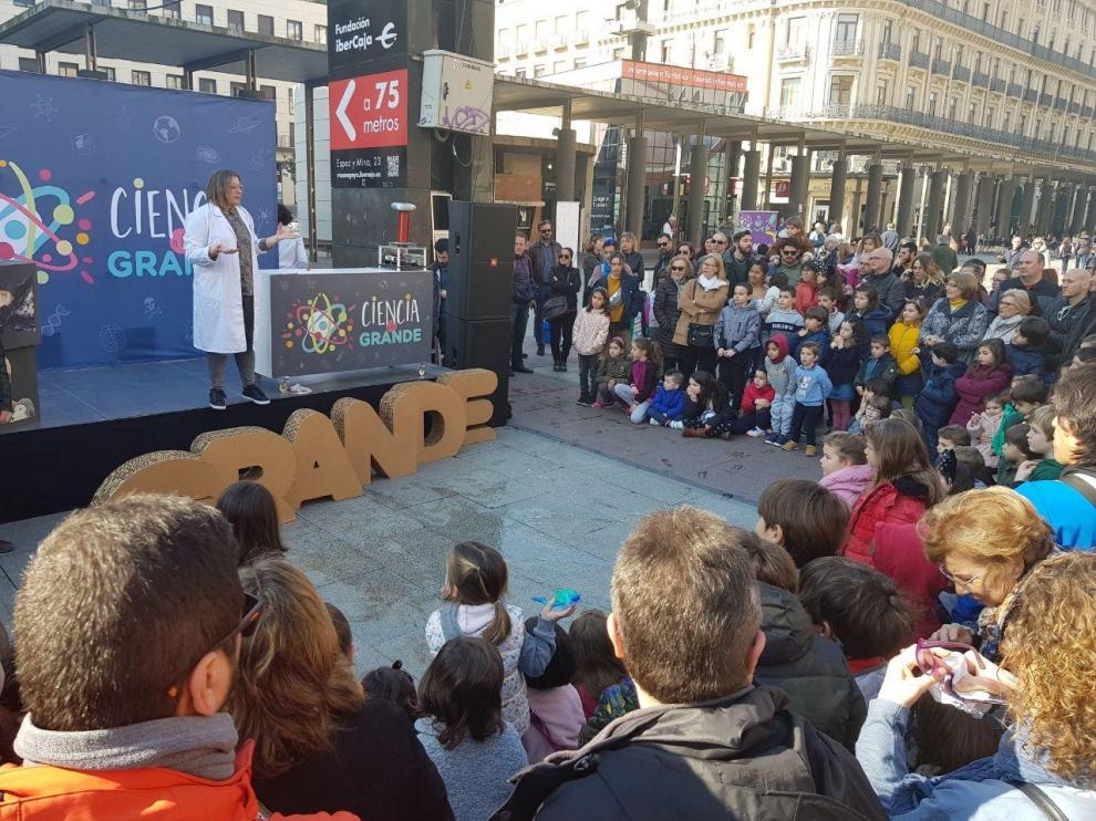 El Gobierno de Aragón saca la Ciencia a la calle para acercarla a las más jóvenes