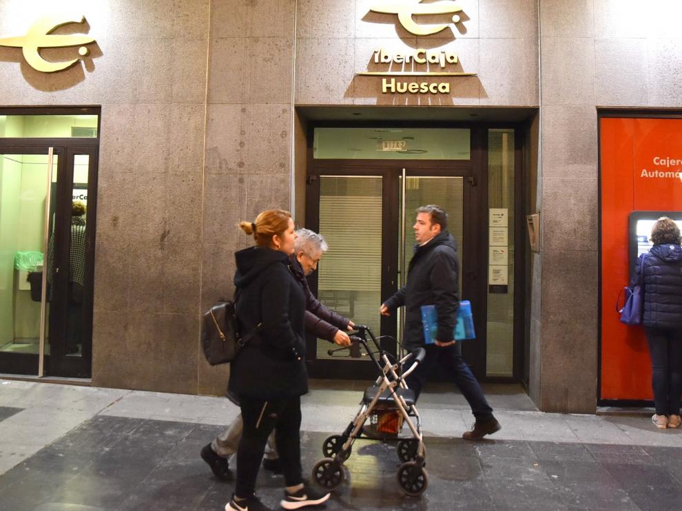 Sindicatos e Ibercaja retoman este lunes las negociaciones del ERE