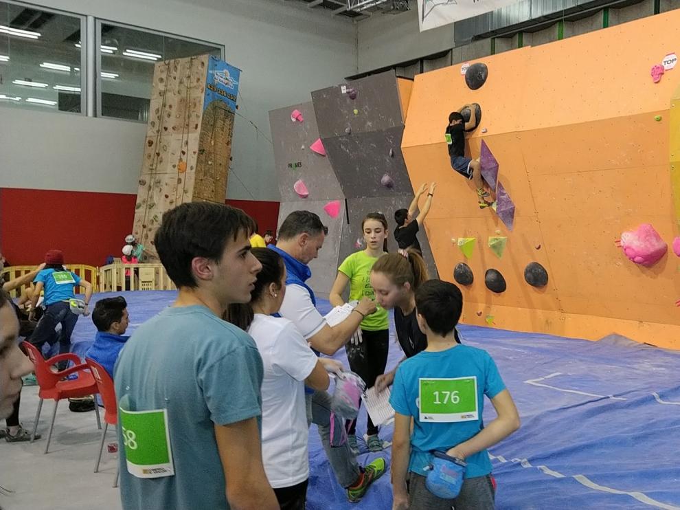 Récord de participación en el campeonato de Aragón escolar de escalada en bloque