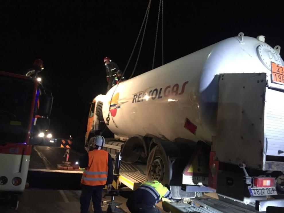 La A-139 ha permanecido cortada la tarde de este lunes por el vuelco de un camión de gas